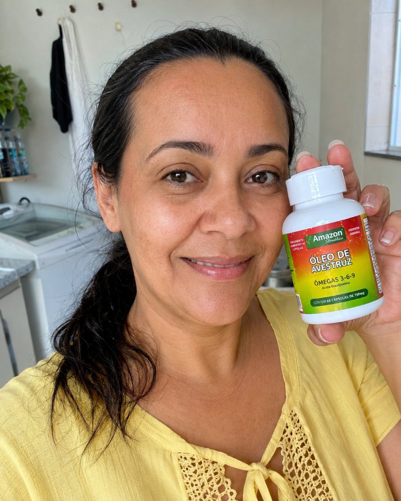 Selfie de cliente com o suplemento de óleo de avestruz em cápsulas